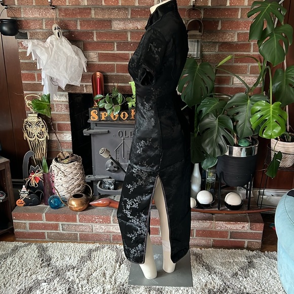 Stunning Brocade Traditional Cheongsam - Picture 5 of 8